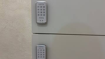 Dos cerraduras inteligentes Zenith para taquilleros instaladas en una pared.