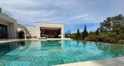 Luxury villa in the hills above Nîmes
