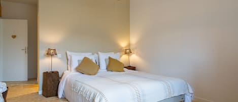 4 chambres, fer et planche à repasser, Wi-Fi, draps fournis