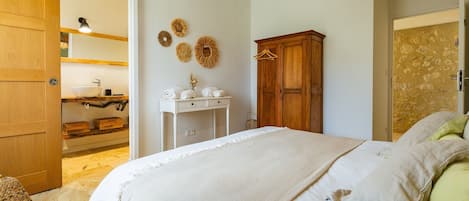 4 habitaciones, tabla de planchar con plancha, wifi y ropa de cama
