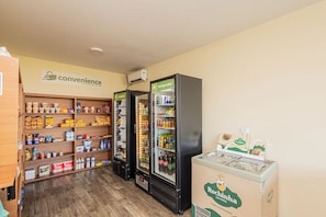 A convenience store with shelves stocked with snacks, beverages, and refrigerated items. - LTL - L'Etoile Residence by Anora Spaces (Barueri)