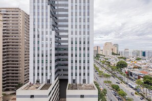 A high-rise building with multiple floors, large windows, and a central entrance. - LTL - L'Etoile Residence by Anora Spaces (Barueri)