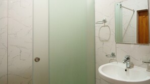 Dusche, kostenlose Toilettenartikel, Haartrockner, Handtücher