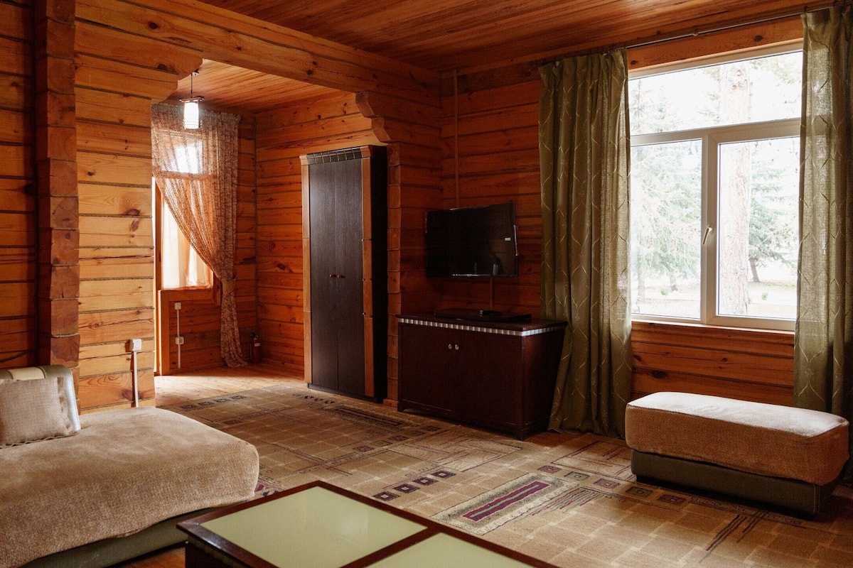 Deluxe Cottage, Multiple Beds, Lanai, Courtyard View | Desk, laptop workspace, WiFi (free), bed sheets