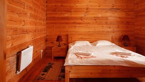 Standard-Doppelzimmer, Veranda, Blick auf den Innenhof | Schreibtisch, laptopgeeigneter Arbeitsplatz, kostenloses WLAN