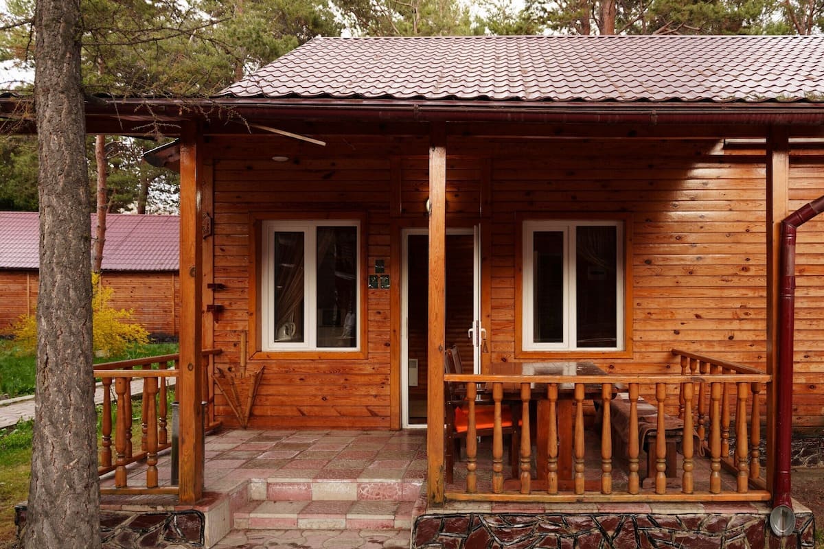Standard Cottage, 3 Twin Beds, Lanai, Courtyard View | Desk, laptop workspace, WiFi (free), bed sheets