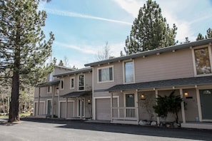 Ein zweistöckiges Motel mit flachem Dach, vielen Fenstern und einer Veranda.