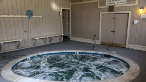 Een jacuzzi met een bordje waarop staat verboden te roken en geen glaswerk.