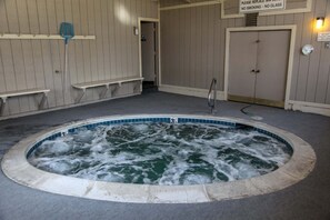 Ein Whirlpool mit Schild, das Rauchen und Glasverbot anzeigt.