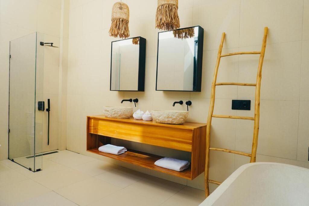 Luksus-villa - terrasse - udsigt til have | Badeværelse | Separat badekar og bruser, gratis toiletartikler, bidet, Sæbe