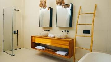Luksus-villa - terrasse - udsigt til have | Badeværelse | Separat badekar og bruser, gratis toiletartikler, bidet, Sæbe