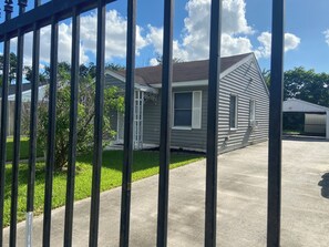 Exterior - House with Security Gate - 7 min from downtown Houston (Houston)