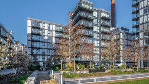 2 bedrooms - Waterfront Luxury Apt With Pool Gym Concierge (London)