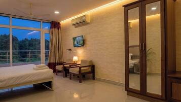Classic Room | Hypo-allergenic bedding, desk, free WiFi