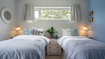 4 bedrooms, iron/ironing board, WiFi, bed sheets