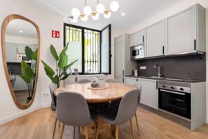 Fridge, microwave, oven, coffee/tea maker - Spacious Apartment Near Atocha Station for Families, Groups & Business Travelers (Madrid)