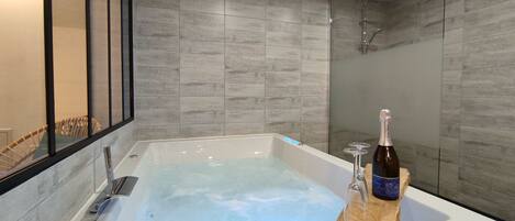 Dusche, Whirlpool, Haartrockner, Handtücher