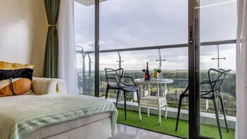 Deluxe Apartment | Laptop workspace, free WiFi