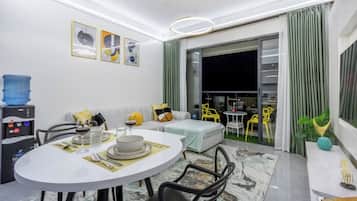 Deluxe Apartment | Dining
