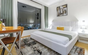 Deluxe Apartment | Laptop workspace, free WiFi - Grand 1BR at Riara One - A1703 (Nairobi)