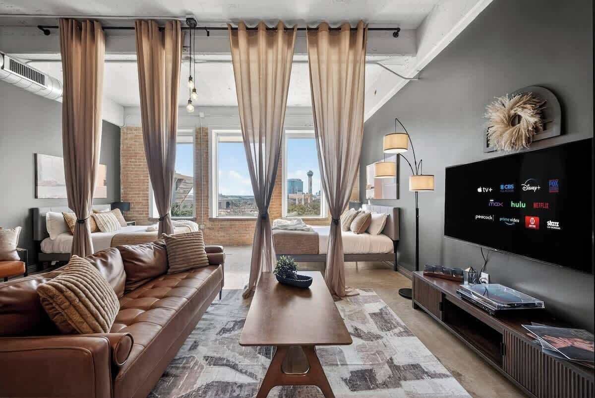 DT Dallas • Skyline Views • Sleeps 12 • Free Valet
