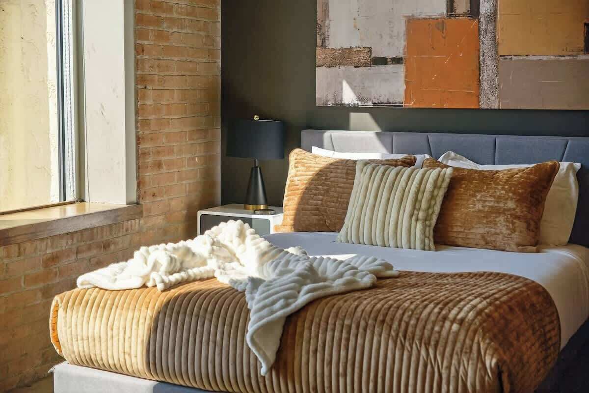 Een strijkplank/strijkijzer, reisbedje, gratis wifi, beddengoed