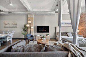 Een strijkplank/strijkijzer, reisbedje, gratis wifi, beddengoed