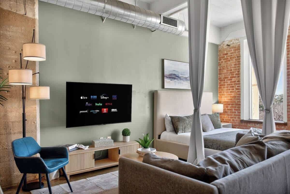 Een televisie en een kantoor