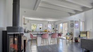 A modern kitchen with a central island, bar stools, a TV, and a fireplace. -
Luxurious Villa Ella Talloires (Talloires-Montmin)