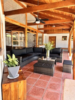 A covered outdoor seating area with wicker furniture and a ceiling fan. - Villa Bonita – Luxury Secluded Mountain Retreat in Costa Rica (Provincia de Guanacaste)