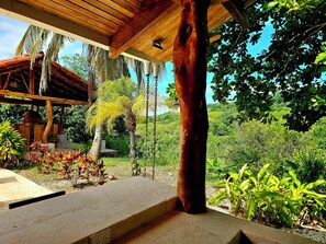 A wooden structure with a concrete platform, surrounded by lush greenery and a clear sky. - Villa Bonita – Luxury Secluded Mountain Retreat in Costa Rica (Provincia de Guanacaste)