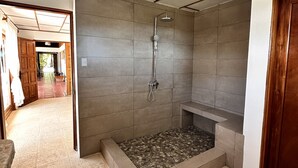 A bathroom with a shower, tiled walls, and a tiled floor. - Villa Bonita – Luxury Secluded Mountain Retreat in Costa Rica (Provincia de Guanacaste)