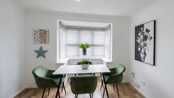Apartment, 2 Bedrooms | Dining room