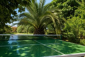A pool table surrounded by lush greenery and trees. - Residence Domenique | Three-room apartment for 4 guests (Tanaunella)