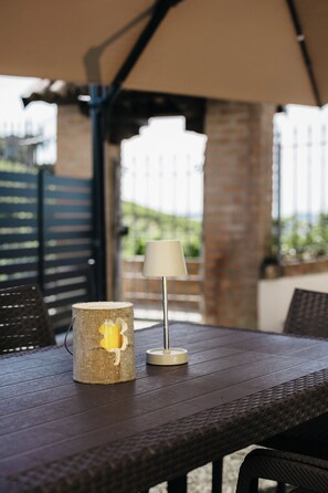 A table with a lamp and a candle holder. - Private Relax Apartment: Sauna and Mini Pool (Piemonte)