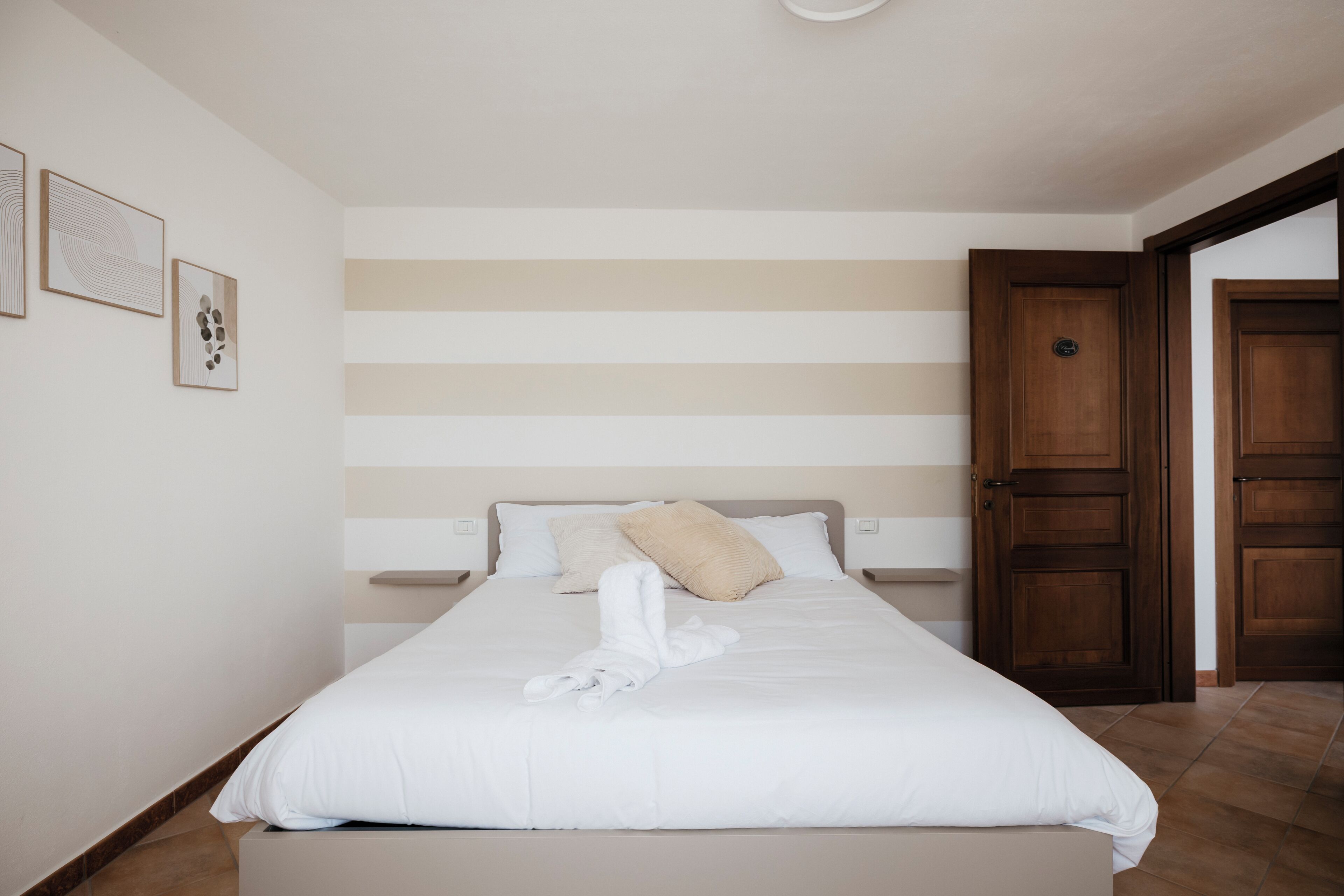 2 bedrooms, internet, bed sheets