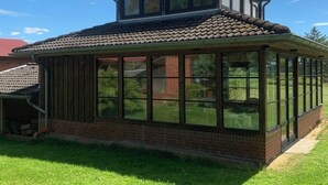 A two-story house with a large glass conservatory. - Fantastic vacation home close to nature with sauna (Amelinghausen)