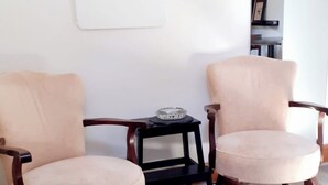 Two armchairs, a small table with a glass ashtray, and a framed picture on the wall. - Stylish 2BR · Free Parking · Heart of Edinburgh (Edinburgh)