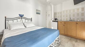 Sea View Studio with Balcony | In-room safe, soundproofing, iron/ironing board, free WiFi