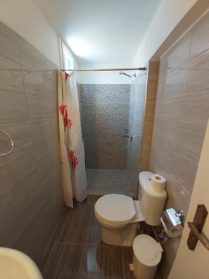 Triple Studio with Terrace | Bilik Mandi | Pancuran mandi, tuala disediakan, sabun, syampu 