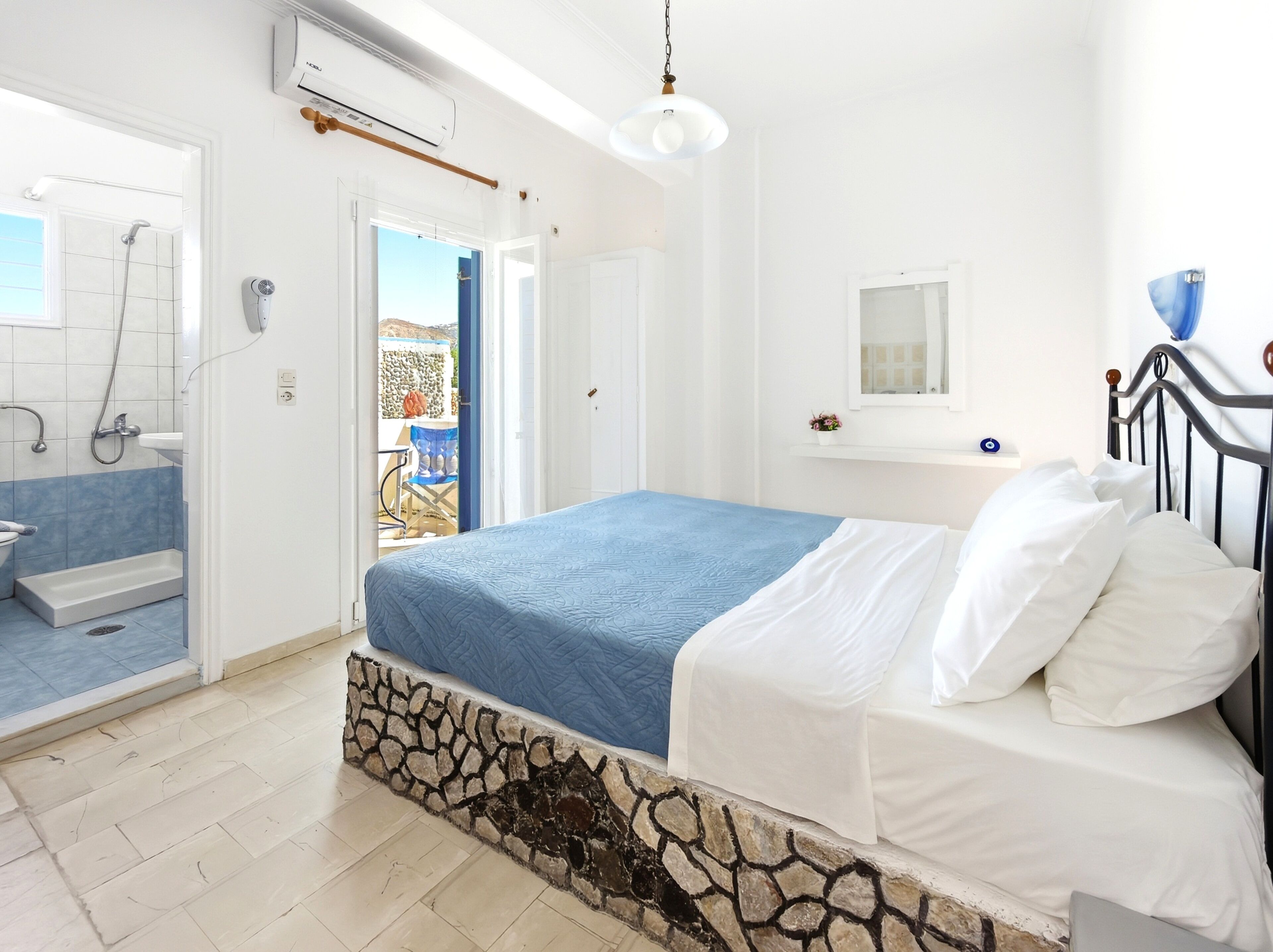 Sea View Studio with Balcony | Cofres nos quartos, quartos à prova de som