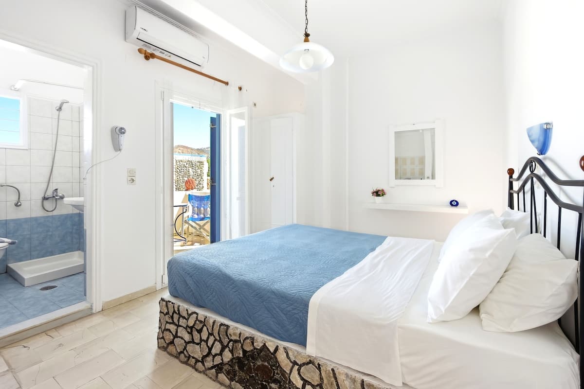 Sea View Studio with Balcony | Tallelokero huoneessa, äänieristys, silitysrauta/-lauta, ilmainen Wi-Fi