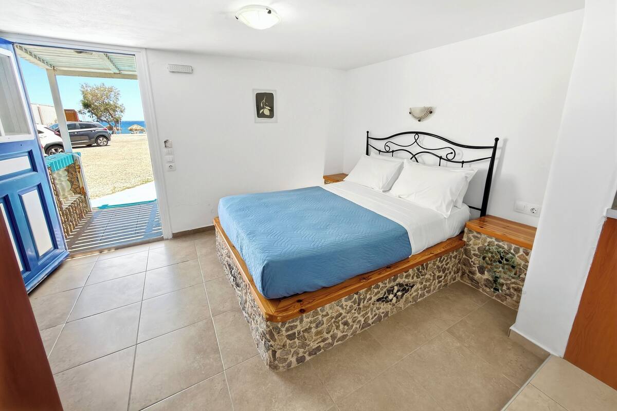 Apartment with Patio | Caja de seguridad en la habitación y insonorización