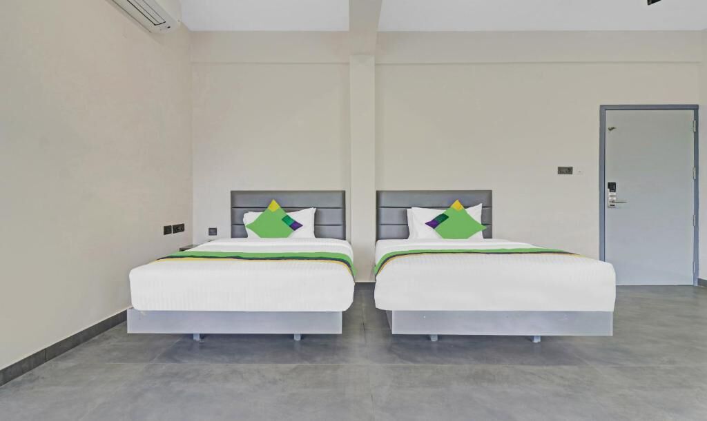 Double Room, Multiple Beds | Desk, laptop workspace, free WiFi