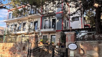 Vista frontal de la propiedad