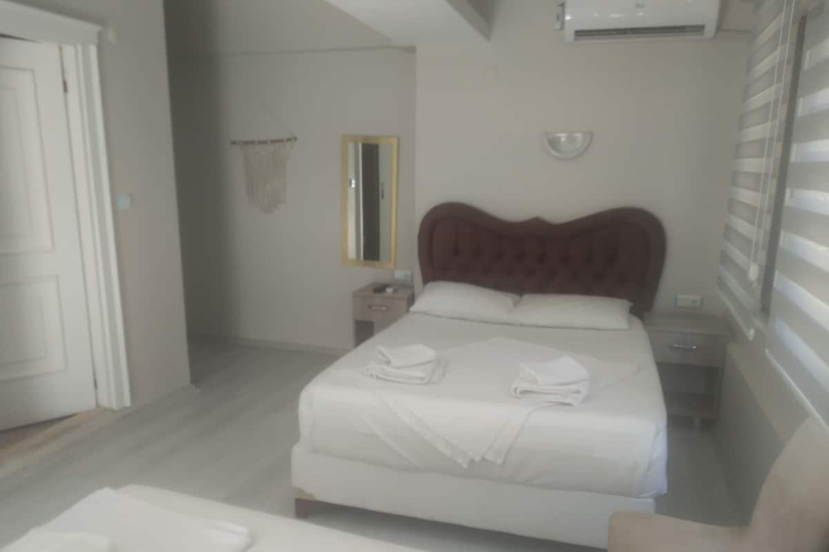 Chambre triple, balcon, vue sur le jardin | Accès au Wi-Fi (inclus)