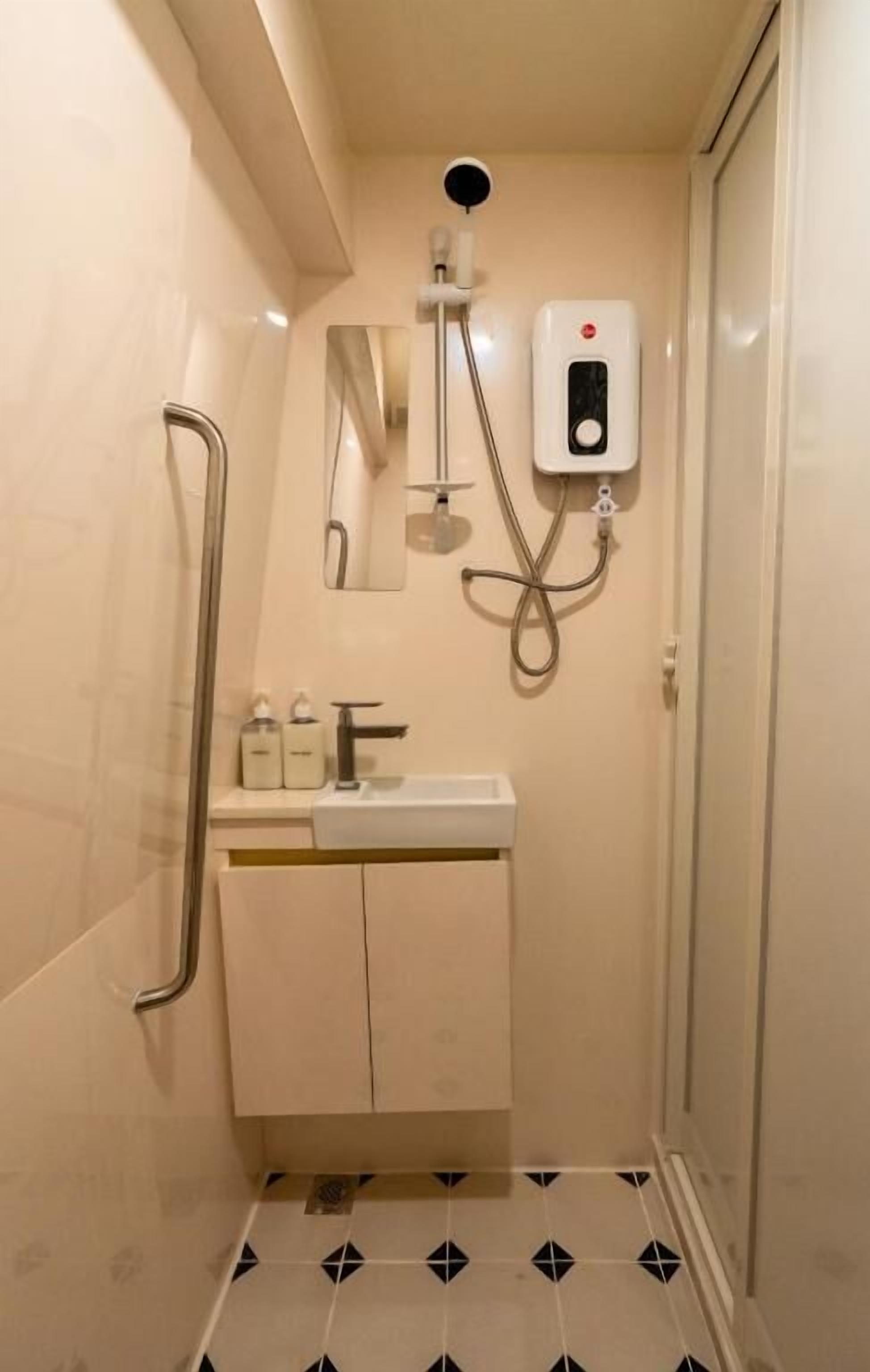 Kamar Double Deluks | Kamar mandi | Shower, handuk,  dan tisu toilet