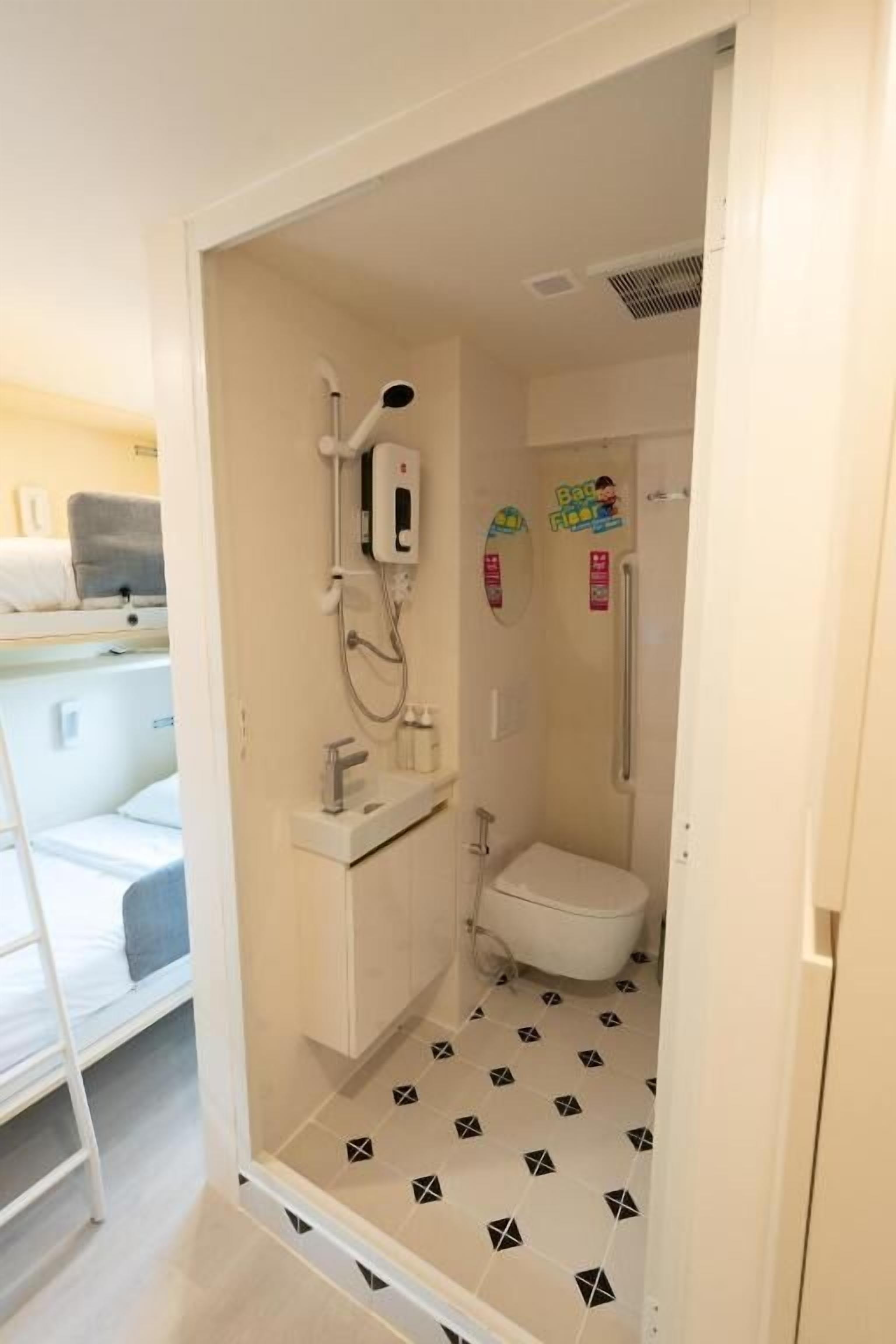 Habitación doble estándar | Baño | Regadera, toallas, papel de baño 