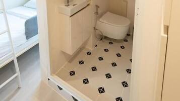 Habitación doble estándar | Baño | Regadera, toallas, papel de baño