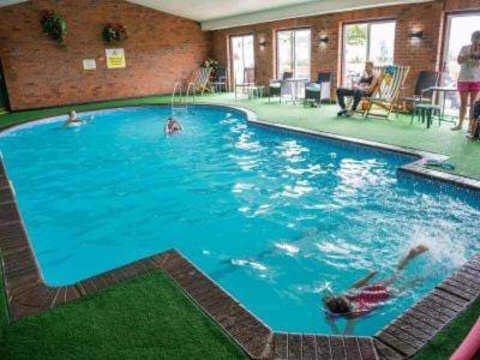 Kolam renang indoor